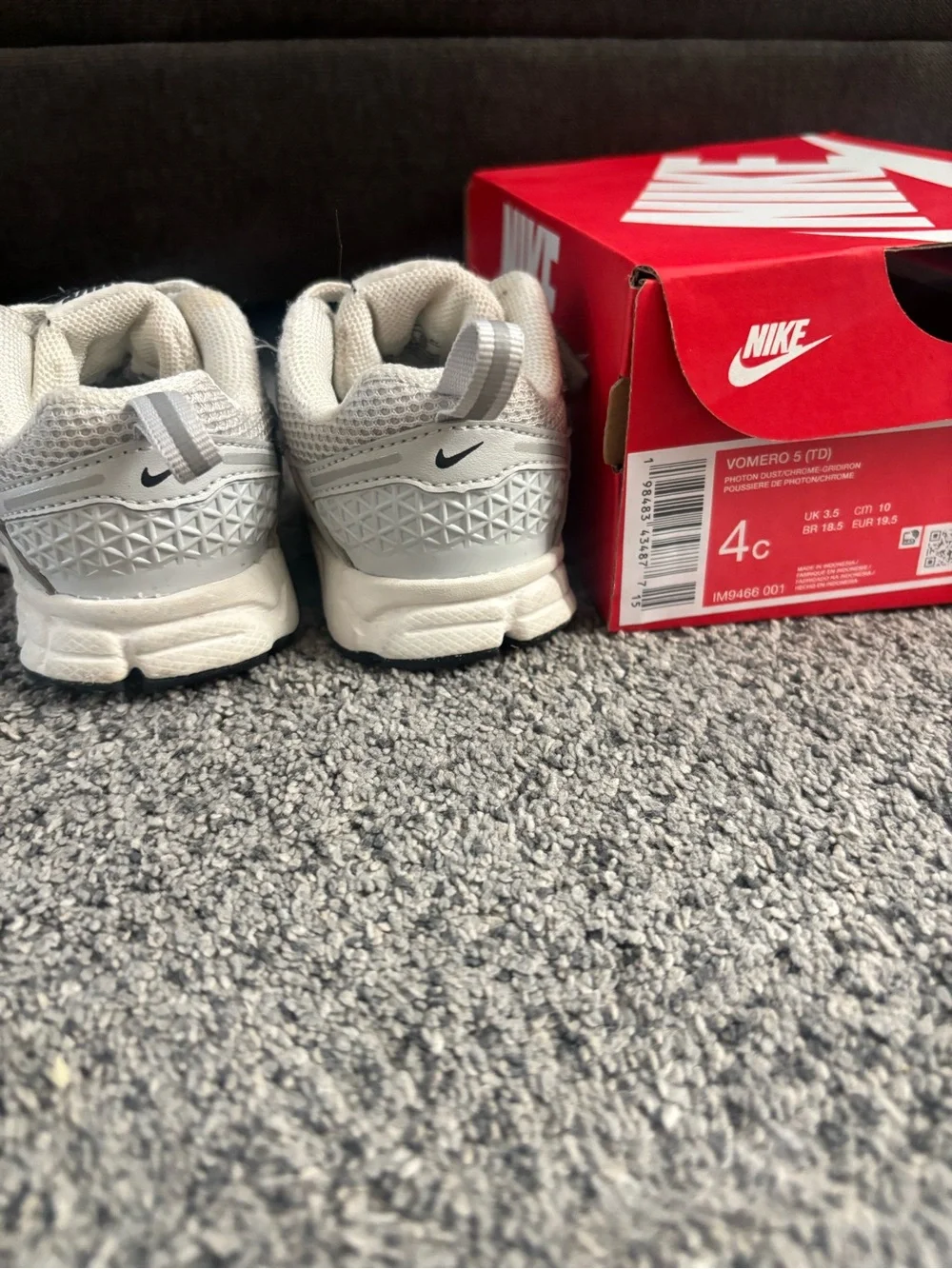 Nike Vomero 5 toddler Silver Athletic Sneakers size 4